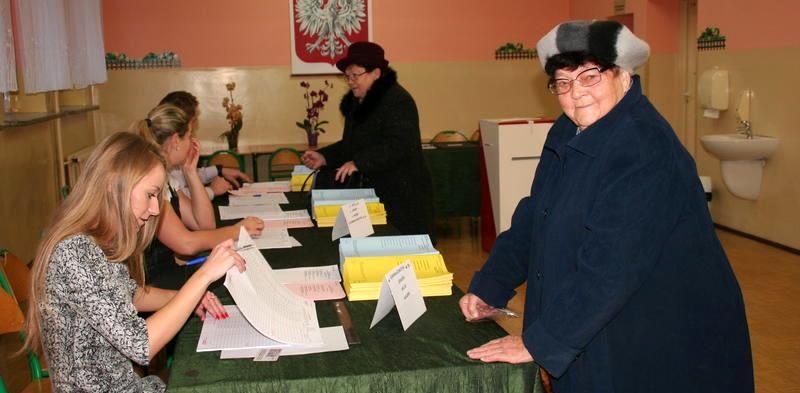 Mieszkańcy wybierają włodarzy i radnych. Na zdjęciu - w lokalu wyborczym w Studzienicach.